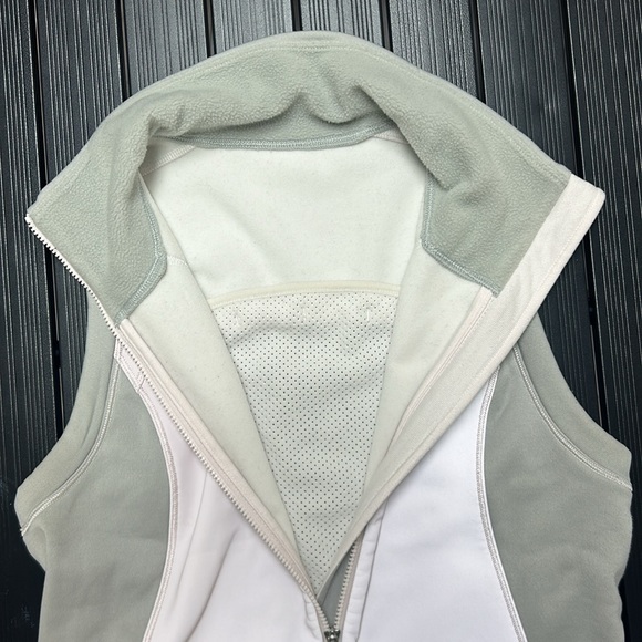 Lululemon reflective running vest in EUC - Picture 4 of 5